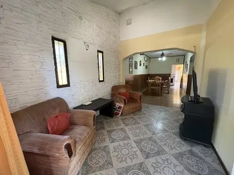 Casa con galpón en Bella Vista