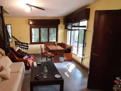 Amplia casa con garaje y extenso jardín