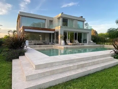 Casa 7 ambientes con 4 baños