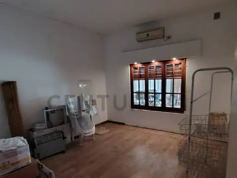 Casa 8 ambientes con 2 baños