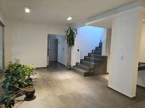 Casa 10 ambientes con 5 baños