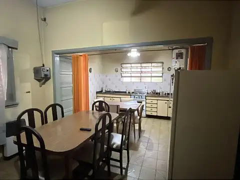 Casa de 3/4 amb., con amplio lote