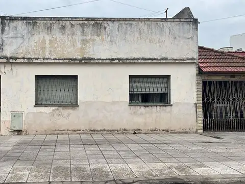 Casa de 3/4 amb., con amplio lote