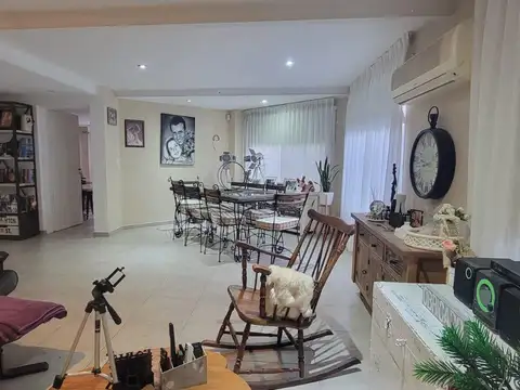 Casa en Venta 3 ambientes , quincho con parrilla ,pileta y sótano