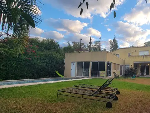 Casa en Venta 3 ambientes , quincho con parrilla ,pileta y sótano