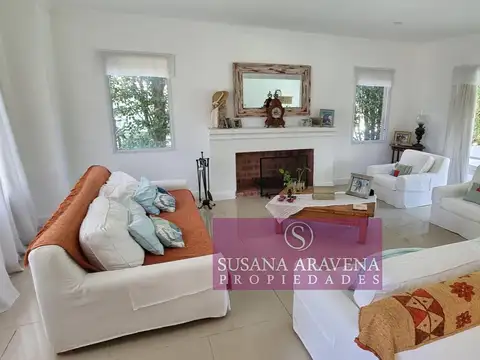 Casa 8 ambientes con 5 baños