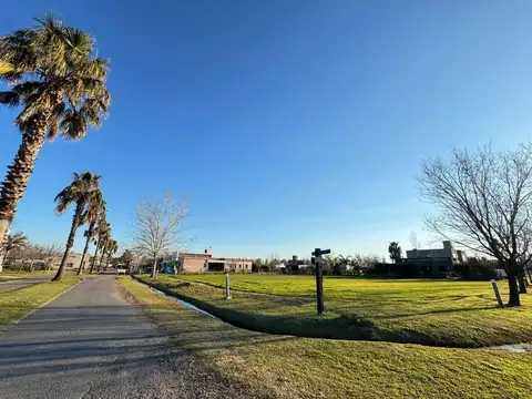 Venta terreno en puerto roldan sobre una esquina, acepta permuta, escriturado con 1054 m2. Roldan