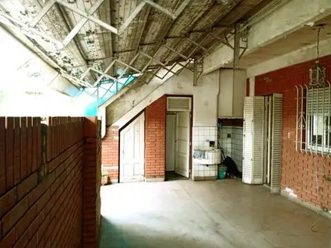 DEPARTAMENTO 4 AMBIENTES TIPO CASA AL FRENTE. AV. MITRE AL 3000 AVELLANEDA
