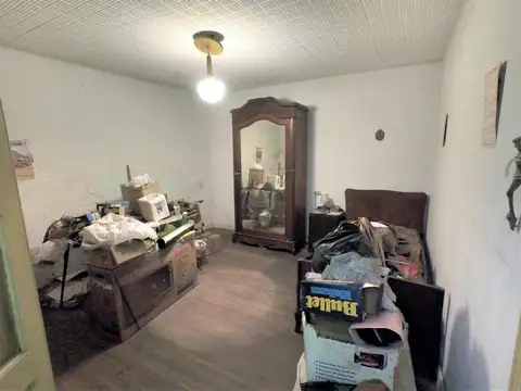 CASA 4 AMBIENTES. En lote propio para construir o refaccionar.