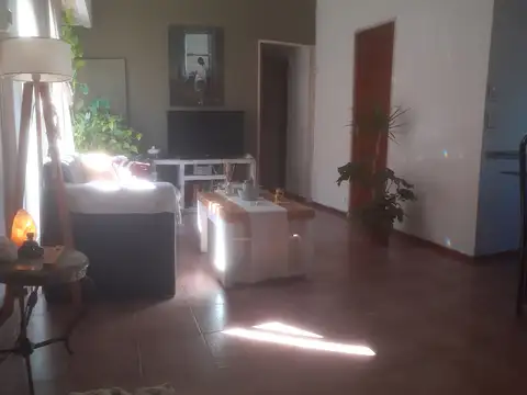 DEPARTAMENTO 4 AMBIENTES. FRENTE. MUY LUMINOSO