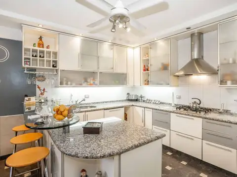 Casa 4 ambientes con 5 baños