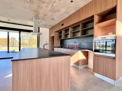 Venta Casa 5 AMB fondo verde y vista al agua, Terravista.