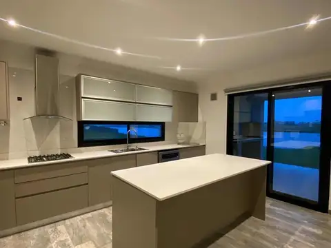 Casa 6 ambientes con 4 baños