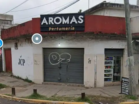 DOS LOCALES  COMERCIALES - VIVIENDA Y COCHERA EN VENTA