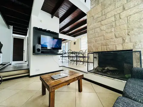 Casa en Andrade de tres ambientes con parque y trotadora para varios autos