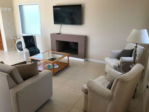 Casa en Alquiler con 2 cocheras