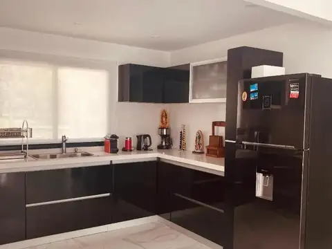 Encantadora casa con jardín al lago