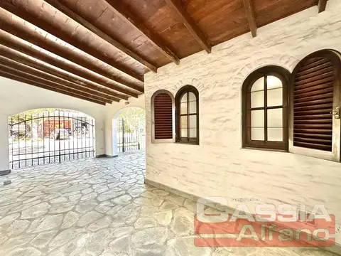 Casa 6 ambientes con 4 baños