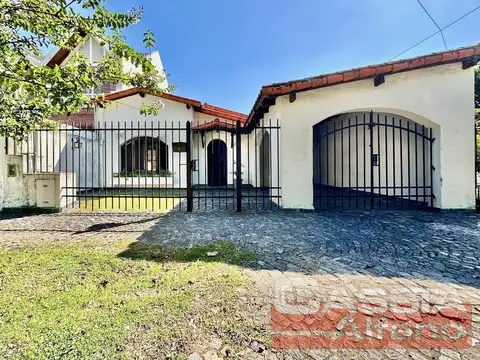 IMPORTANTE CHALET UNA PLANTA, LOTE 474m2 RESIDENCIAL, 3 DORMIT., FONDO, PISCINA, 4 BAÑOS, ESCRITORIO