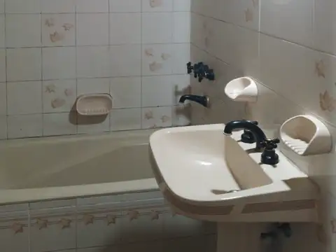 CHALET EN ALQUILES 4 AMBIENTES GARAGE- FONDO LIBRE