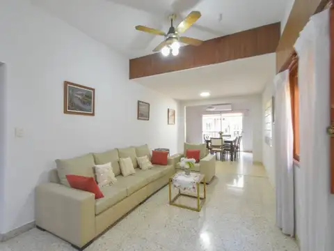 Casa 10 ambientes con 2 baños