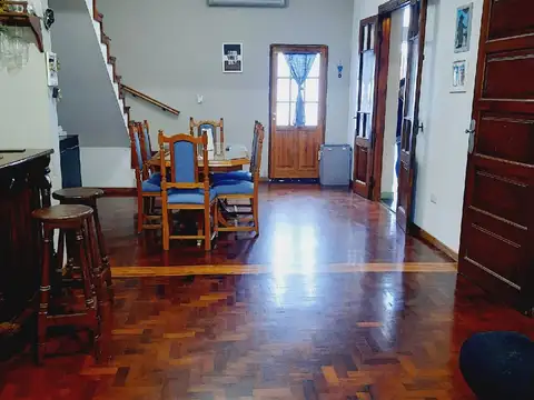 AMPLIA CASA SOBRE LOTE PROPIO HECHA A NUEVO CON PATIO,TERRAZA Y POSIBLE GARAGE