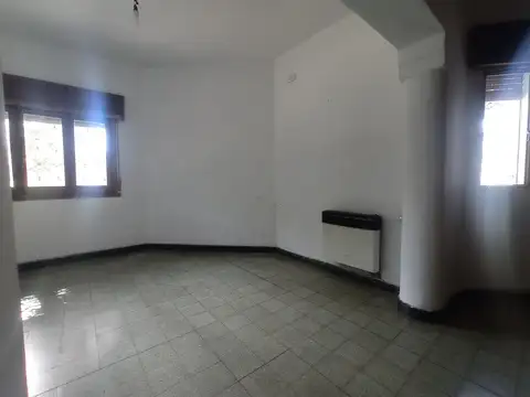 Casa 6 ambientes con 2 baños