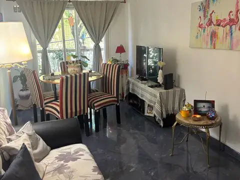 VENTA DTO. 3 AMBIENTES CON BALCÓN, PATIO Y COCHERA FIJA EXCELENTE