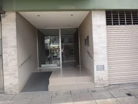 VENTA DTO. 3 AMBIENTES CON BALCÓN, PATIO Y COCHERA FIJA EXCELENTE