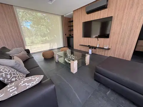 Casa en Alquiler con 2 cocheras