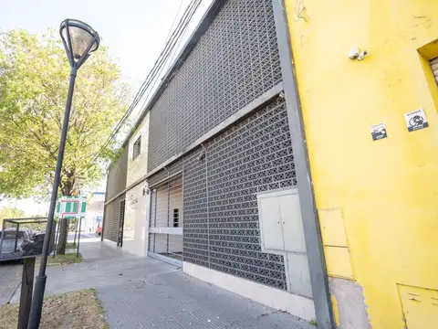 GRAN Propiedad con oficinas, depósitos y cocheras