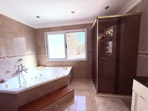 Casa 5 ambientes con 4 baños