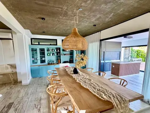 Casa 8 ambientes con 4 baños