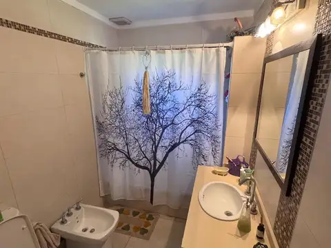 Casa 8 ambientes con 4 baños