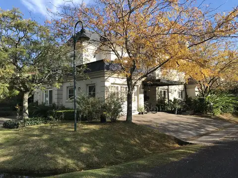 Casa 5 ambientes con 3 baños