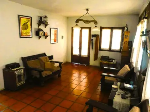 Hermosa Casa de 3 Dormitorios con Jardin y Pileta. En Funes.