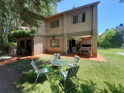 Hermosa Casa de 3 Dormitorios con Jardin y Pileta. En Funes.