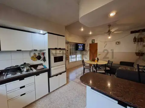 CASA EN VENTA 5 AMBIENTES CON AMPLIO LOTE  EN MONTE GRANDE