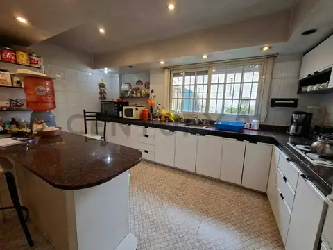 Casa 6 ambientes con 2 baños