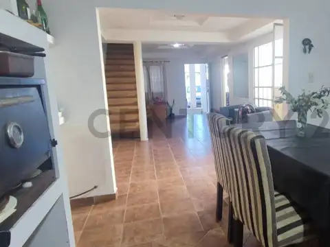 Casa 4 dormitorios con Local independiente en Villa Elvira