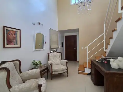 Casa en Alquiler con 1 cochera