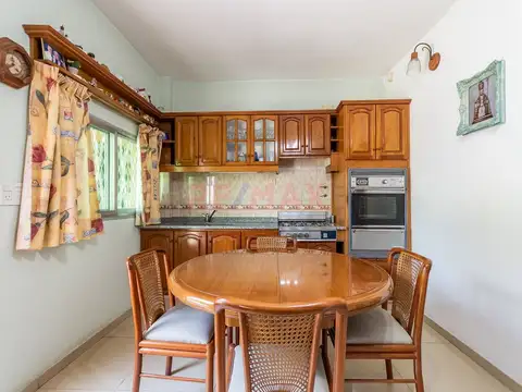 CASA EN VENTA 4 AMBIENTES + ESTUDIO EN ALDO BONZI