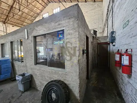 VENTA LOCAL GRAN VISIBILIDAD CON EXPLANADA BELLA VISTA PROX