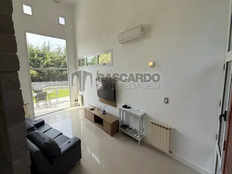 Casa 4 ambientes con 2 baños