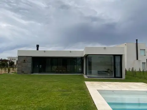 Casa 5 ambientes con 3 baños