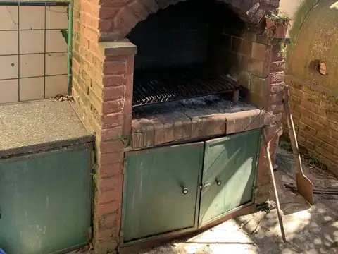 EN VENTA EN CASEROS LOCAL SOBRE LOTE DE 329M2, ESTADO GENERAL A REFACCIONAR - FICHA 5606