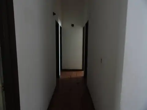 VENTA DE CASA CUATRO DORMITORIOS, BARRIO AUTONOMIA