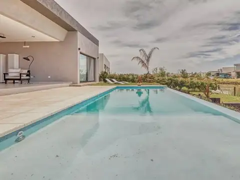 Casa 6 ambientes con 5 baños