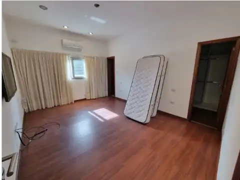 Casa en Alquiler con 2 cocheras