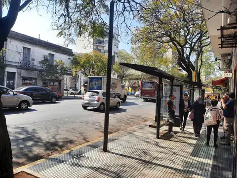Local en  venta sobre avenida en excelente zona comercial